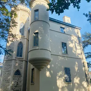https://chateau-en-ville-dans-cadre-verdoyant-et-piscine.hotels-rhonealpes.com
